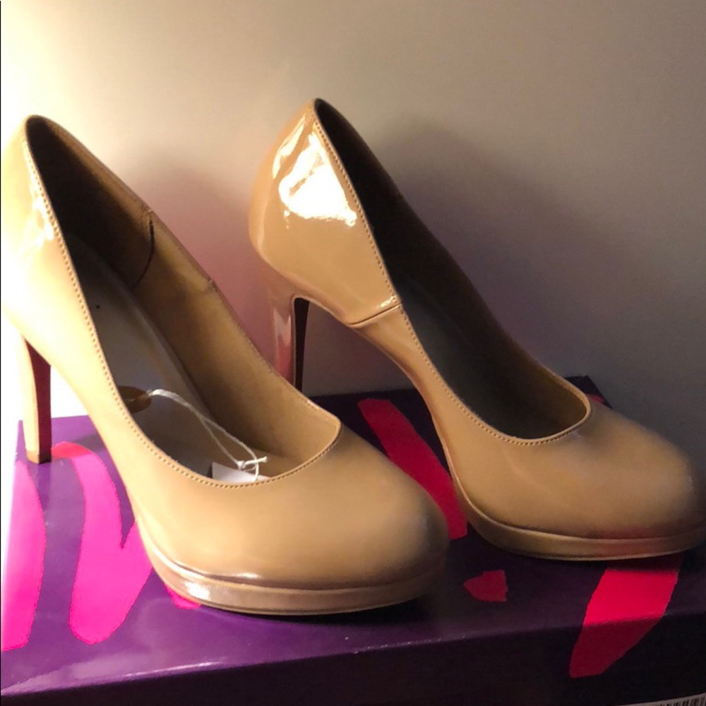 NWT Nude Fioni Size 9 1/2 Pump